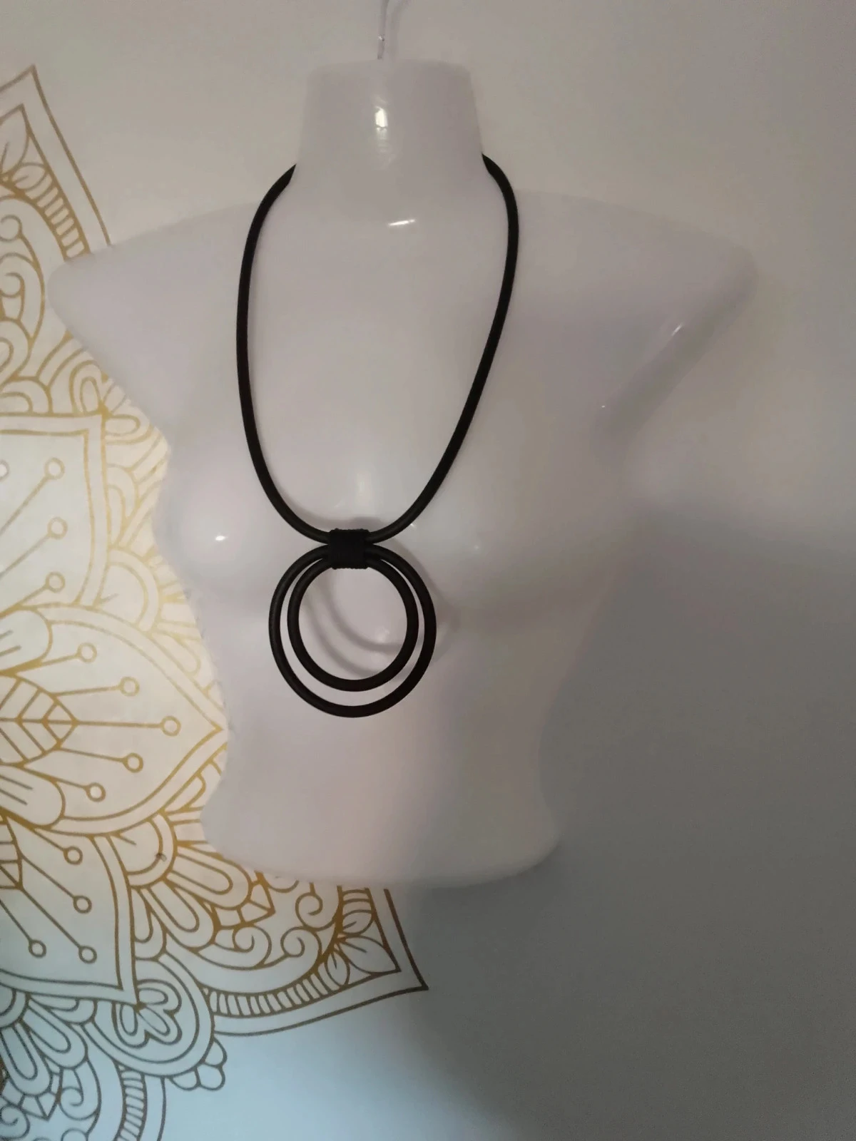 Joli collier noir bohème